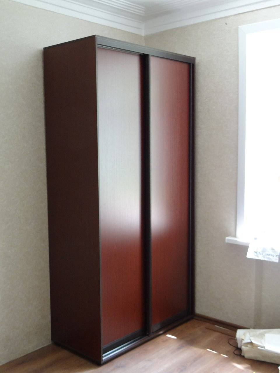 Armoire étroite