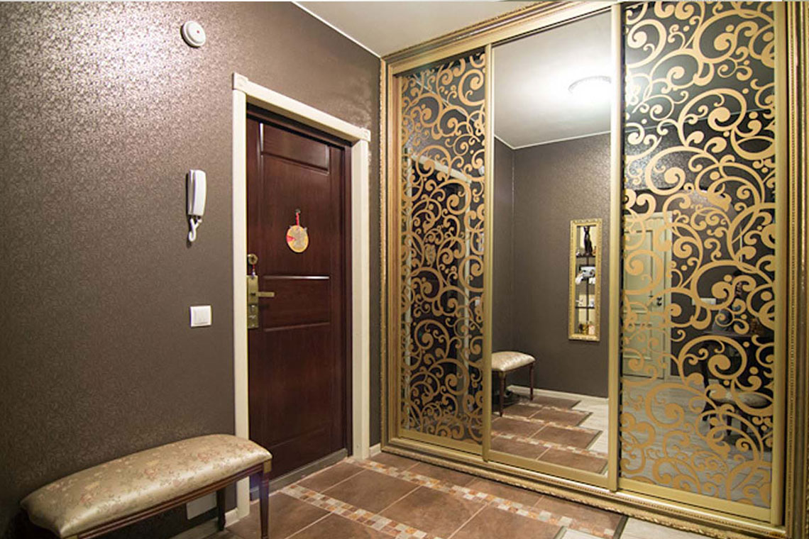 Motifs sur le miroir de l'armoire