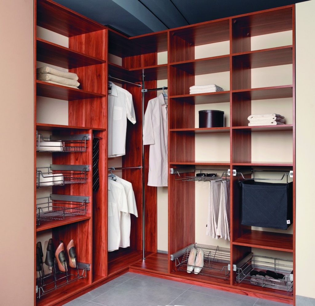 Remplissage intérieur d'une armoire d'angle