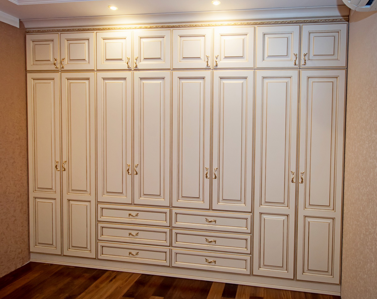 Armoire encastrée en MDF avec portes battantes