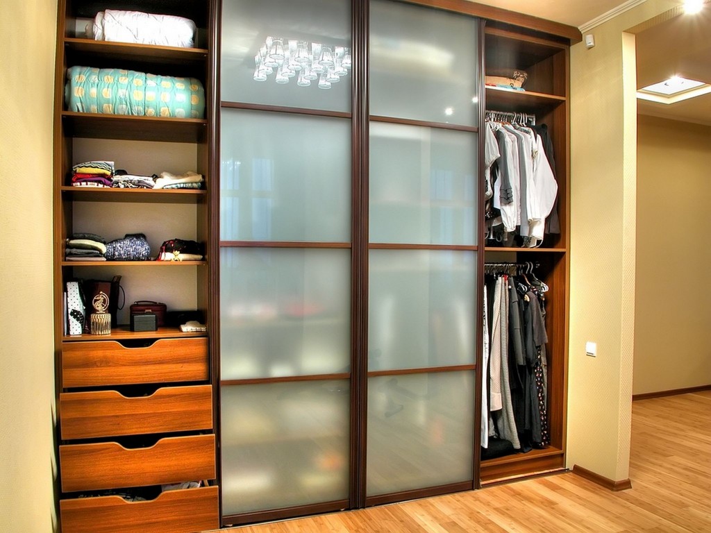 Armoire encastrée dans la chambre