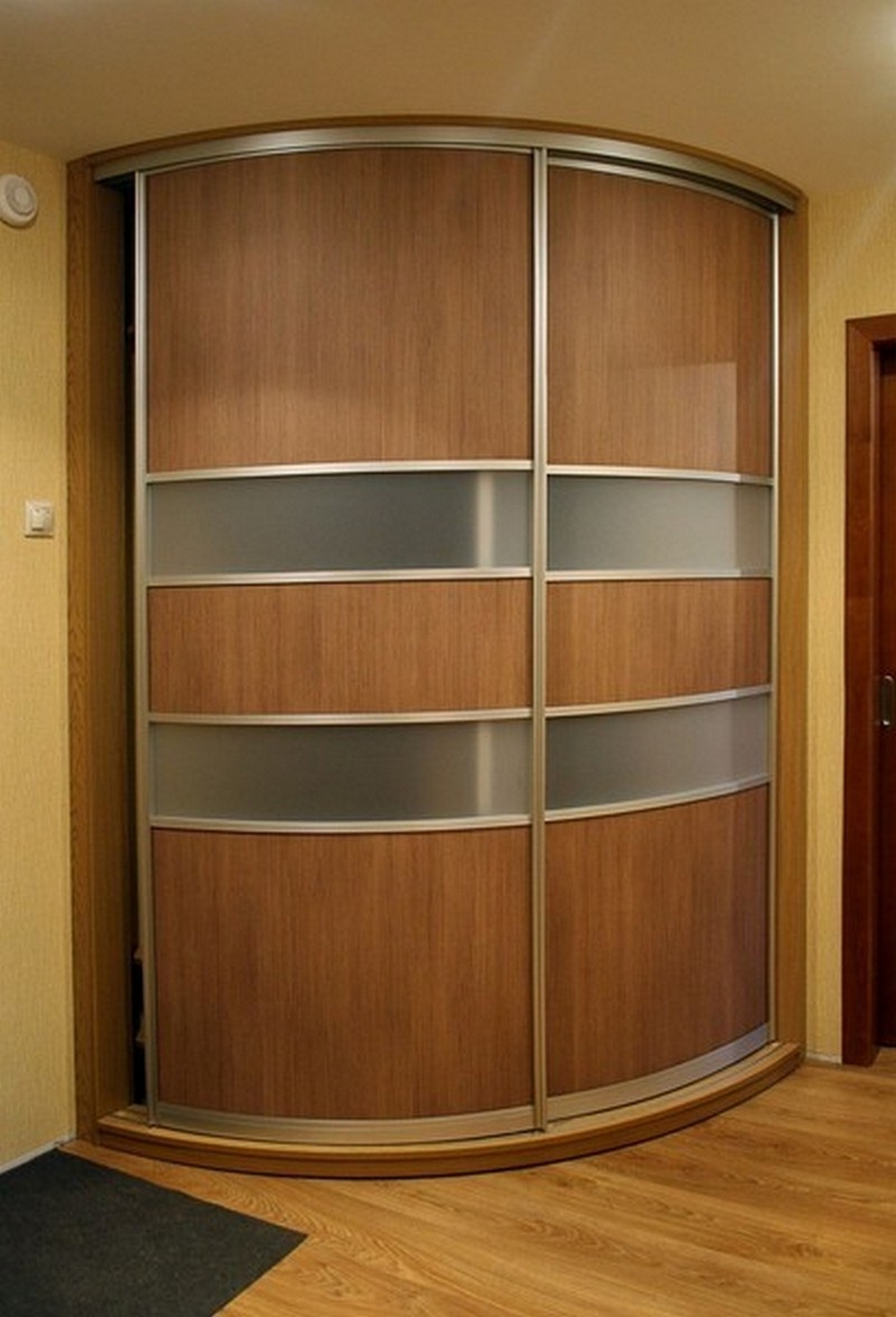 Armoire d'angle intégrée dans l'intérêt