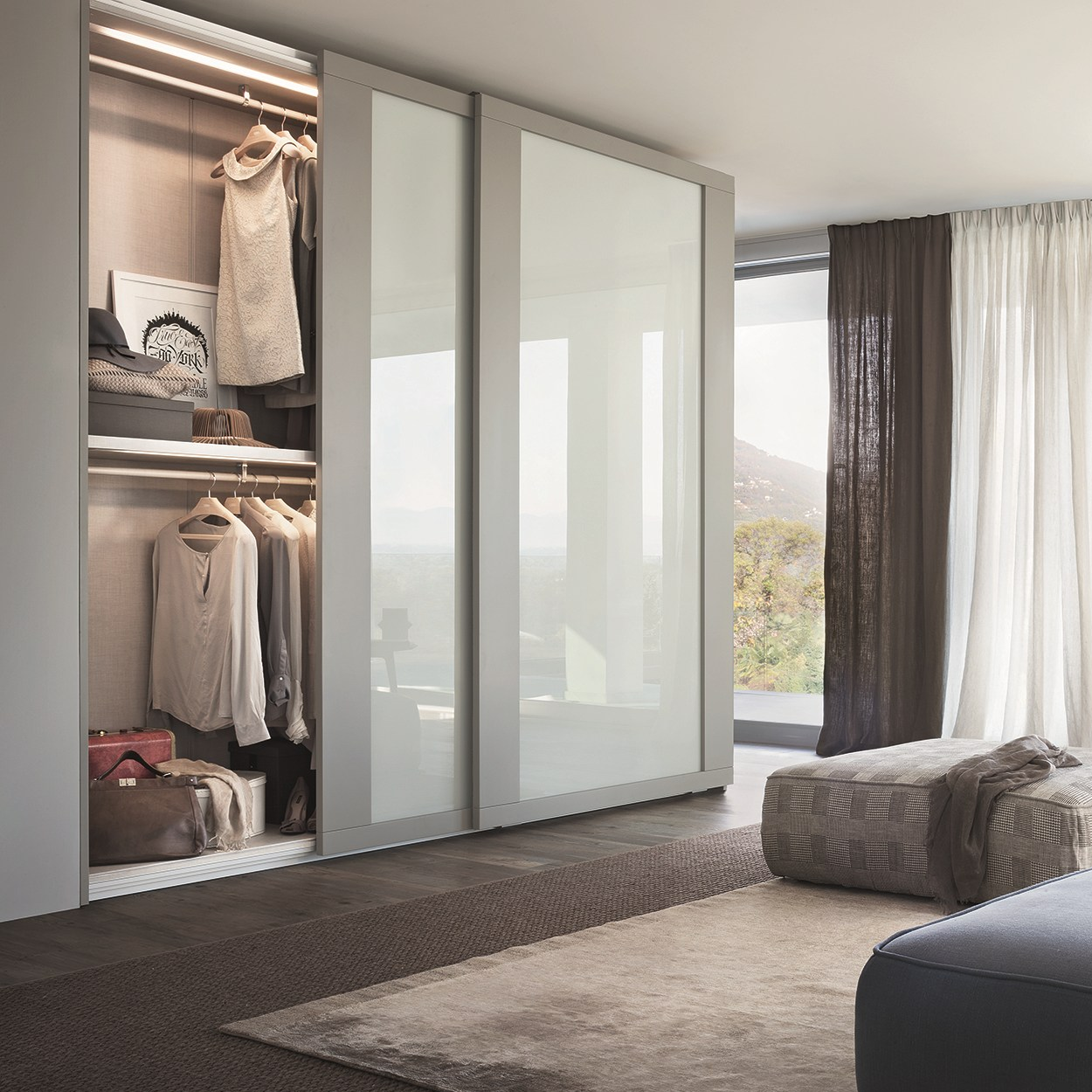 Armoire murale avec deux portes vitrées