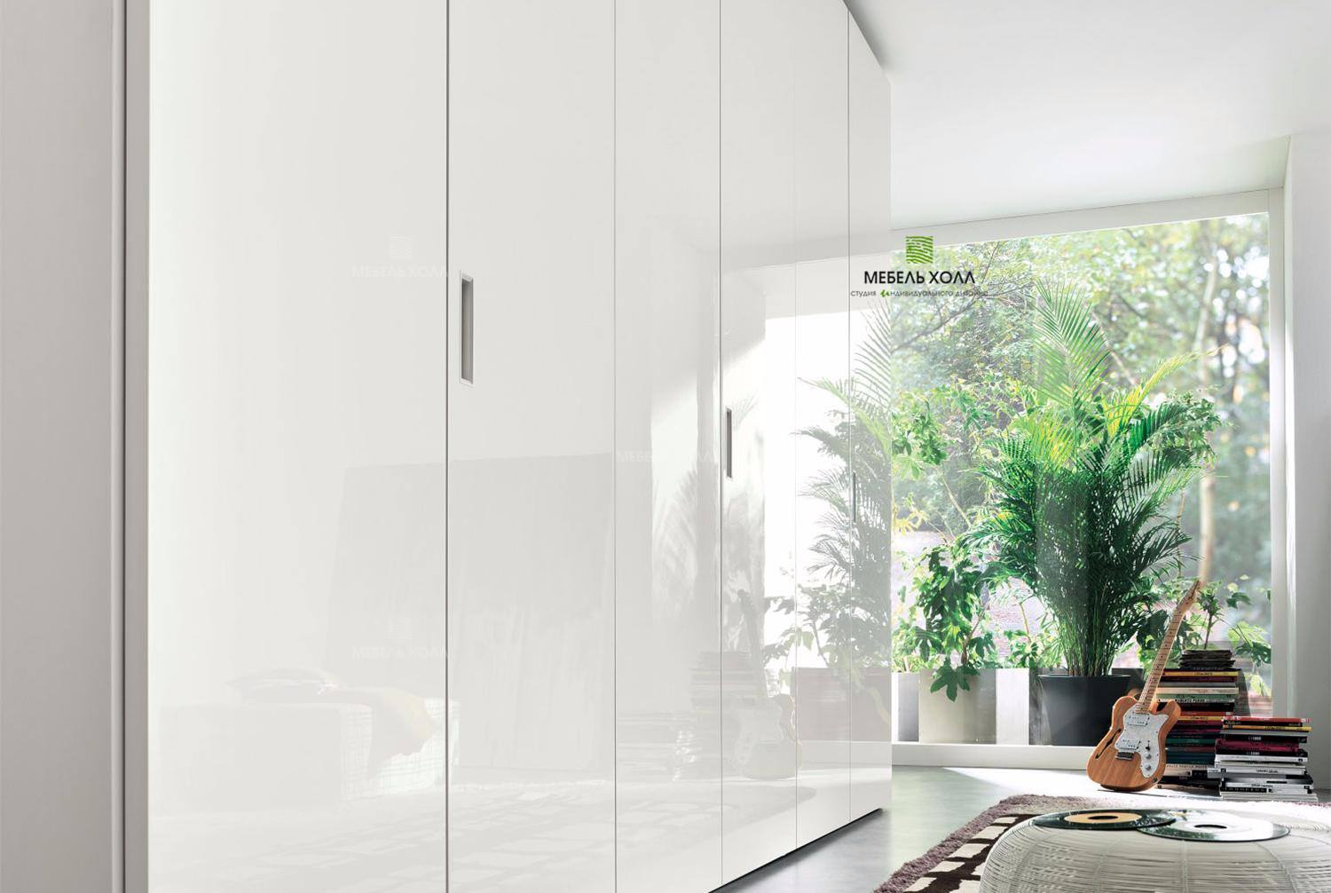 Armoire blanche brillante avec portes laquées et poignées sculptées