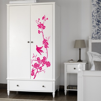 Armoire blanche avec un accent lumineux