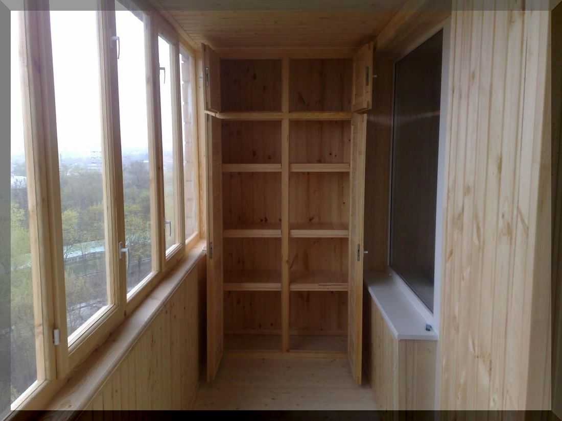 Modèle d'armoire en bois sur la loggia