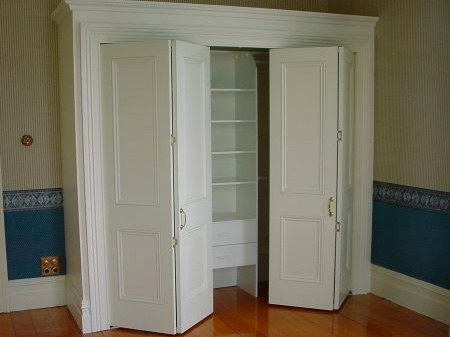 Porte accordéon à la garde-robe