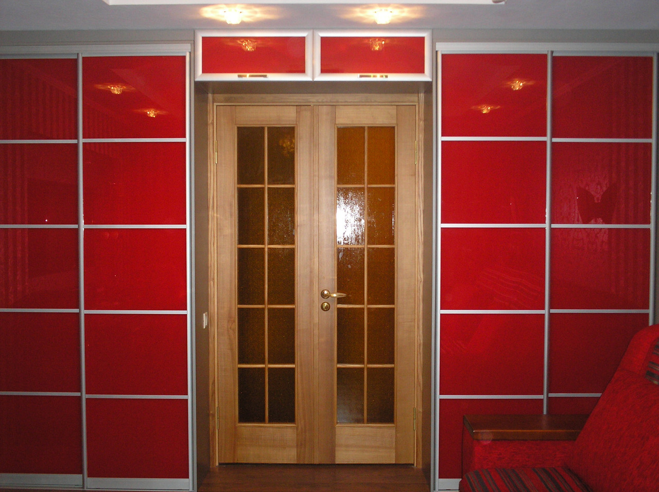 Armoire rouge brillant