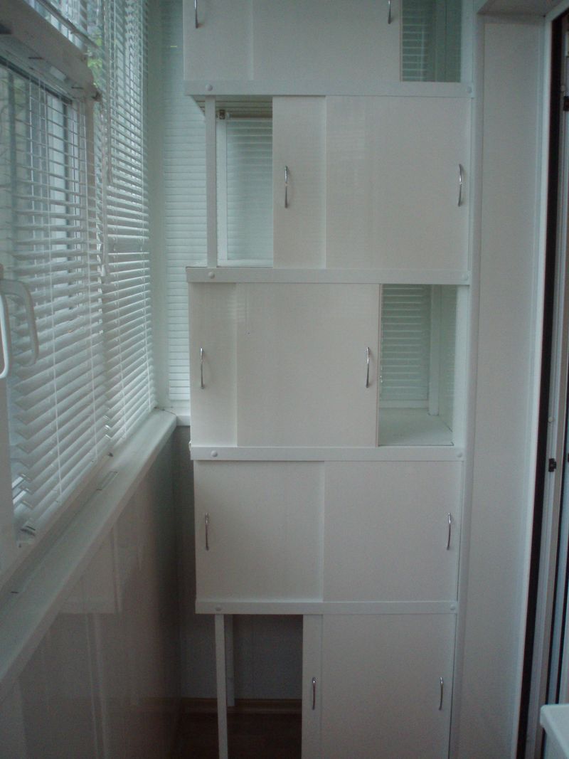 Armoire à plusieurs étages pour une loggia