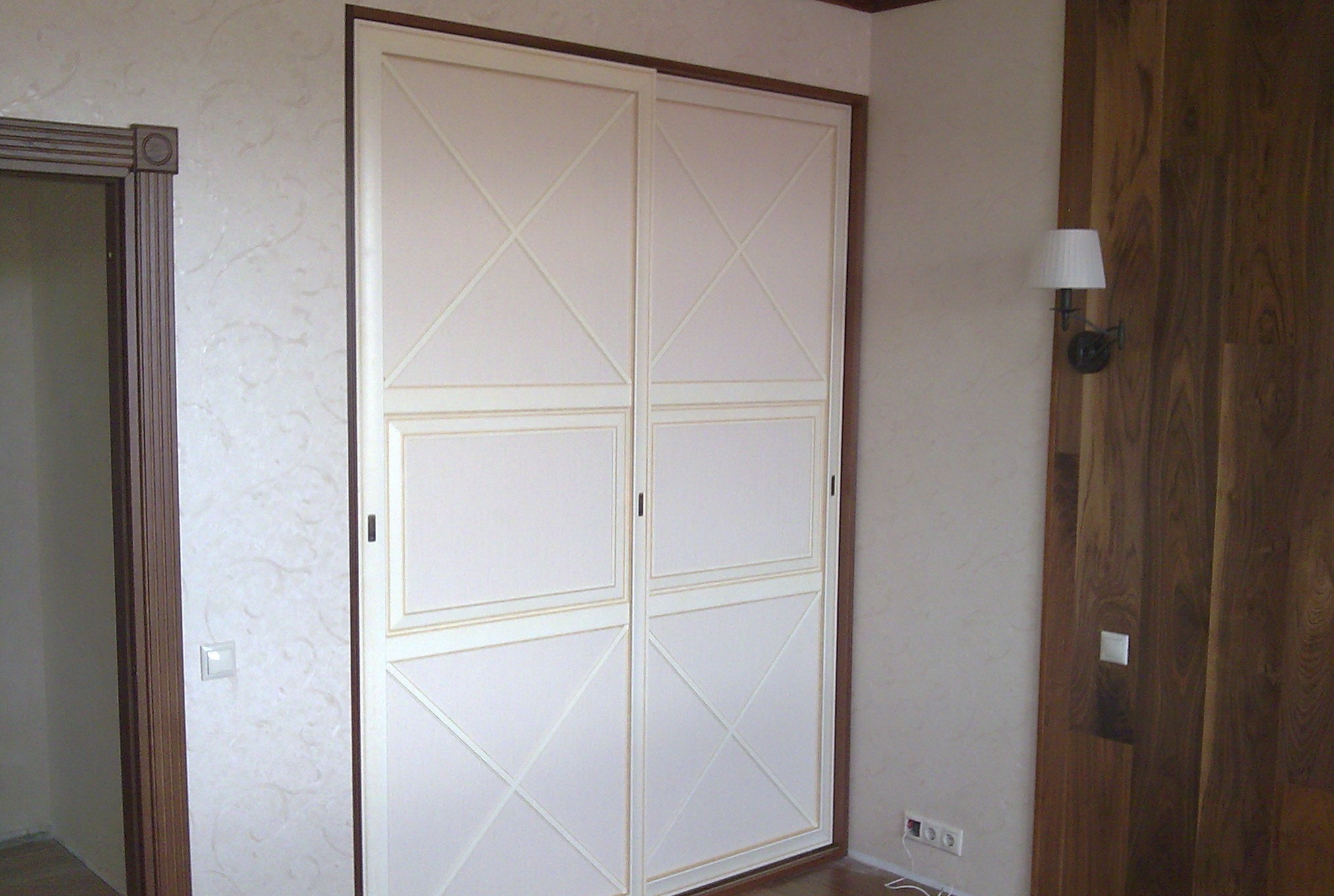 Petite armoire encastrée