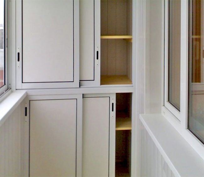 Armoire en plastique sur la loggia