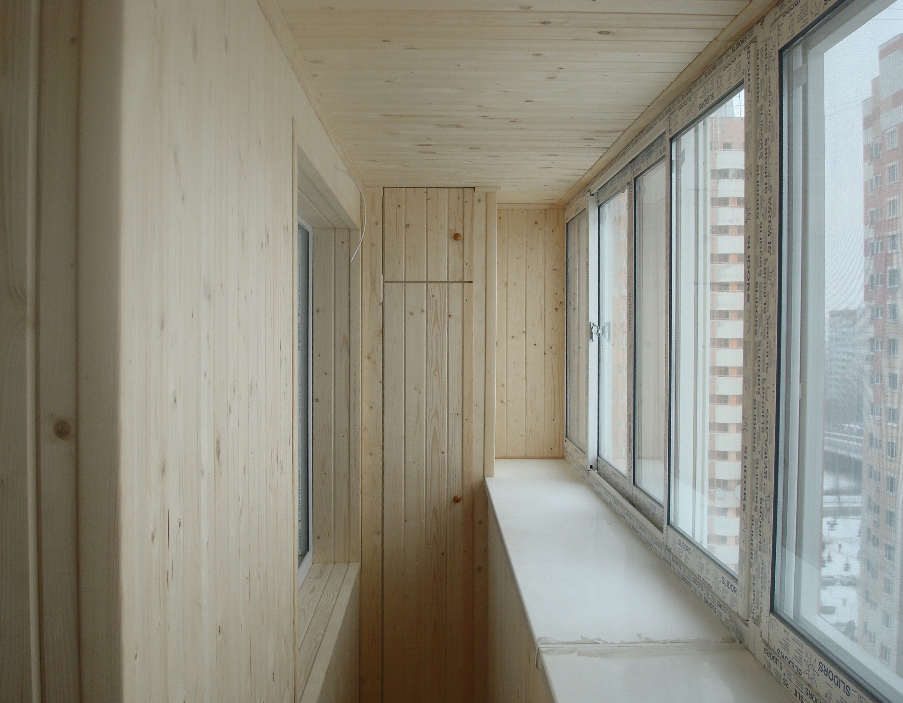 Armoire sur un balcon étroit