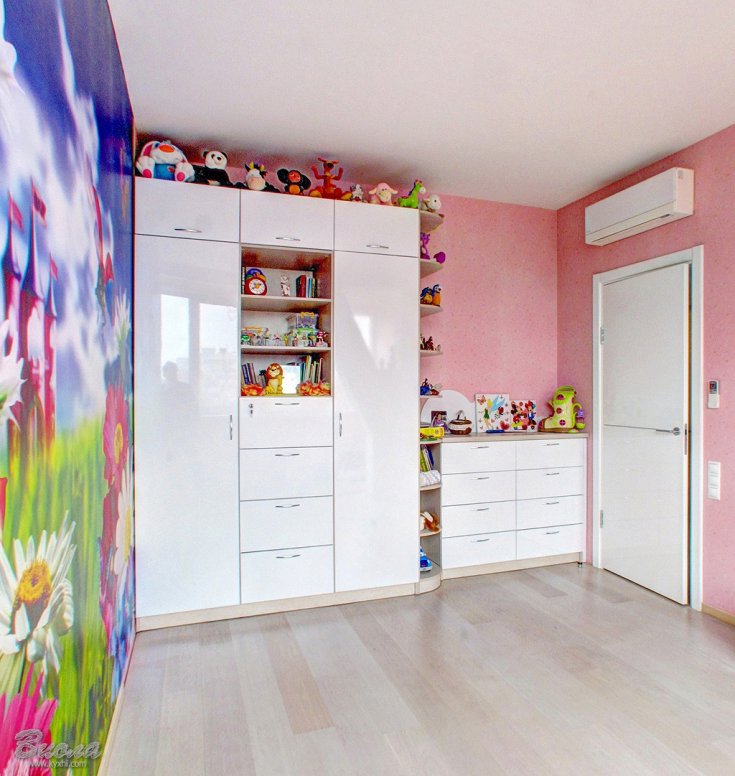 Armoire blanche pour la fille dans la chambre