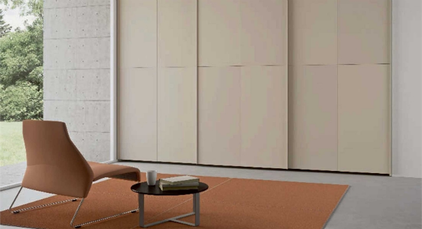 Armoire coulissante avec façade en bois aggloméré