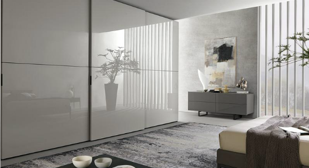 Armoire coulissante avec une façade brillante