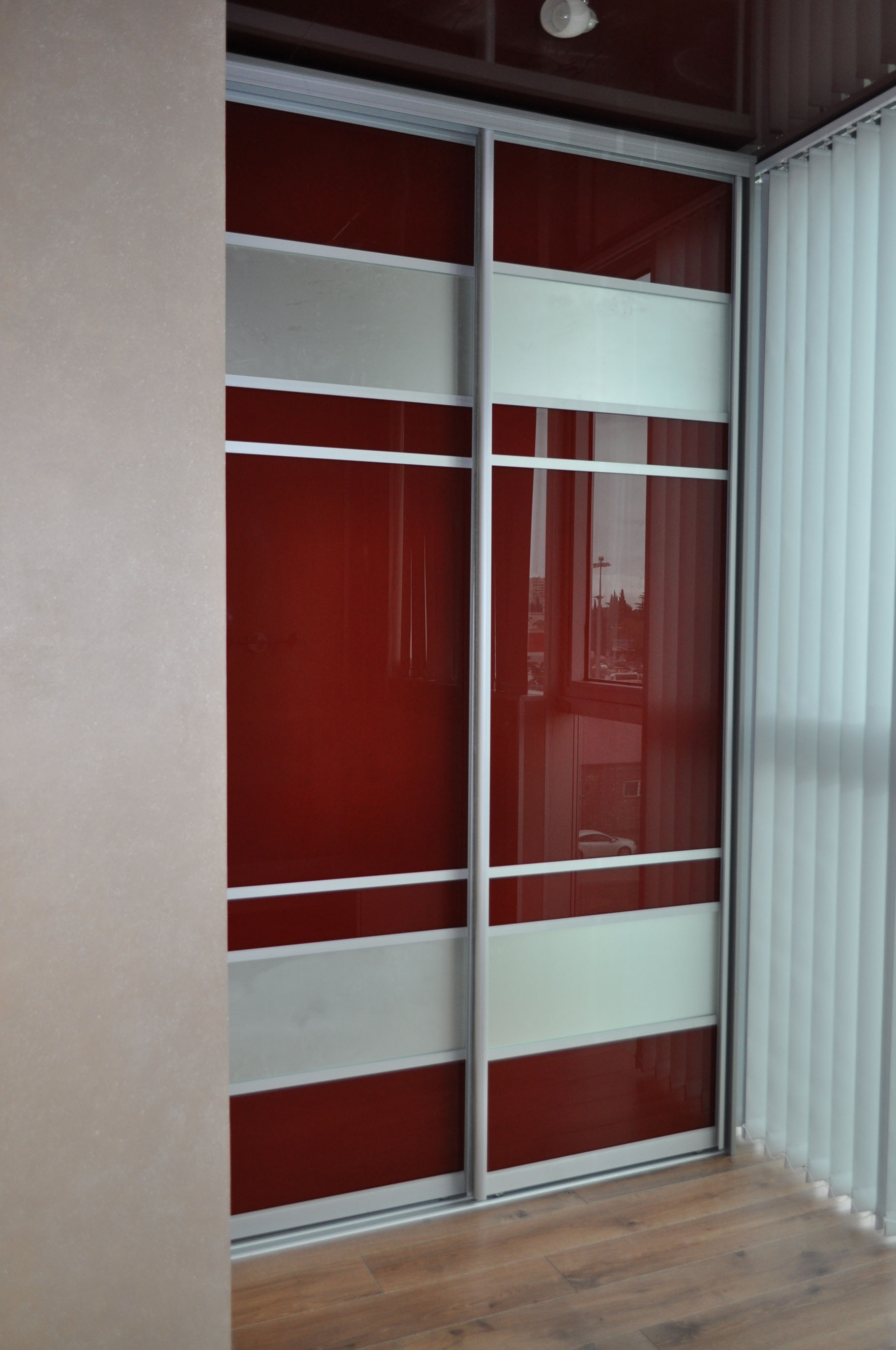 Armoire coulissante avec portes brillantes