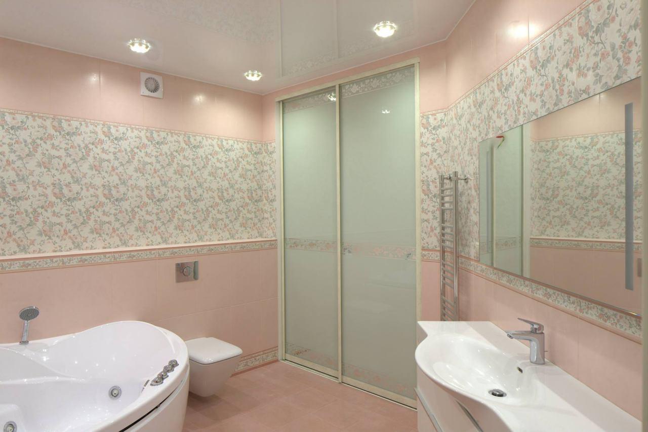 Armoire coulissante dans une salle de bain