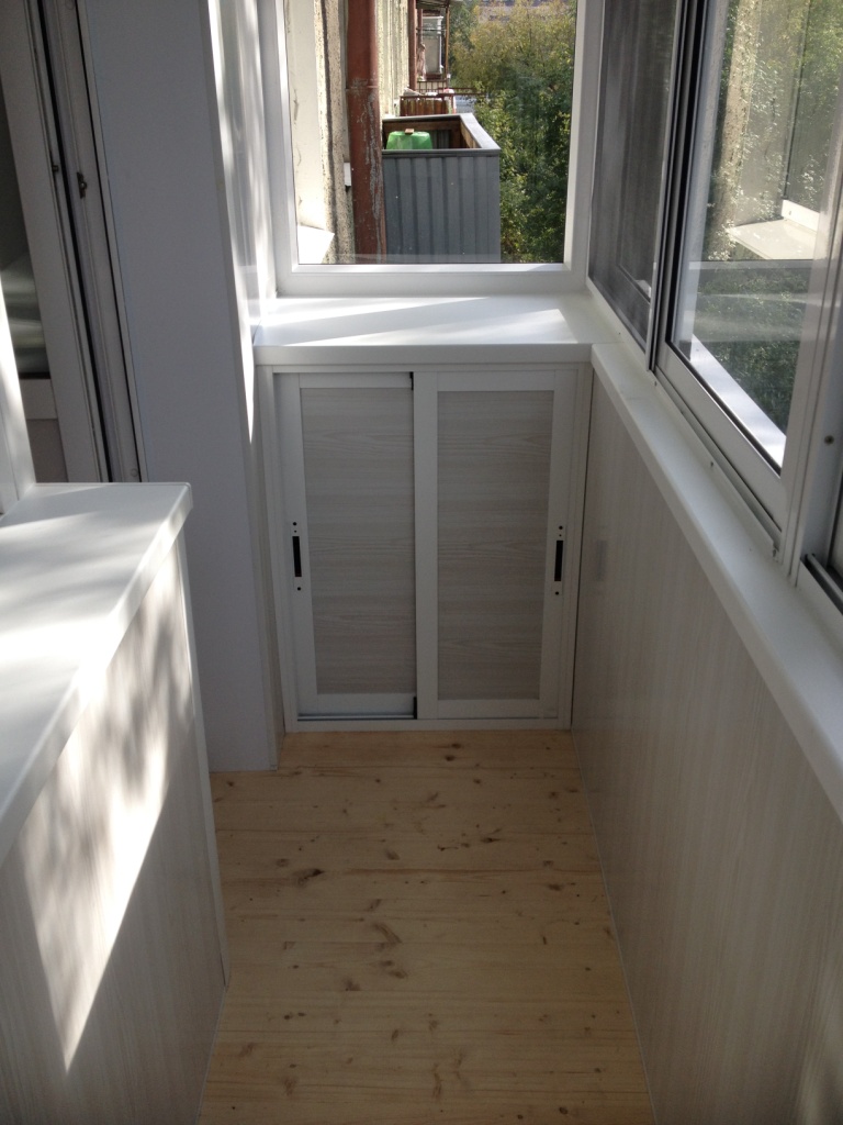 Cabinet sous le rebord de la fenêtre