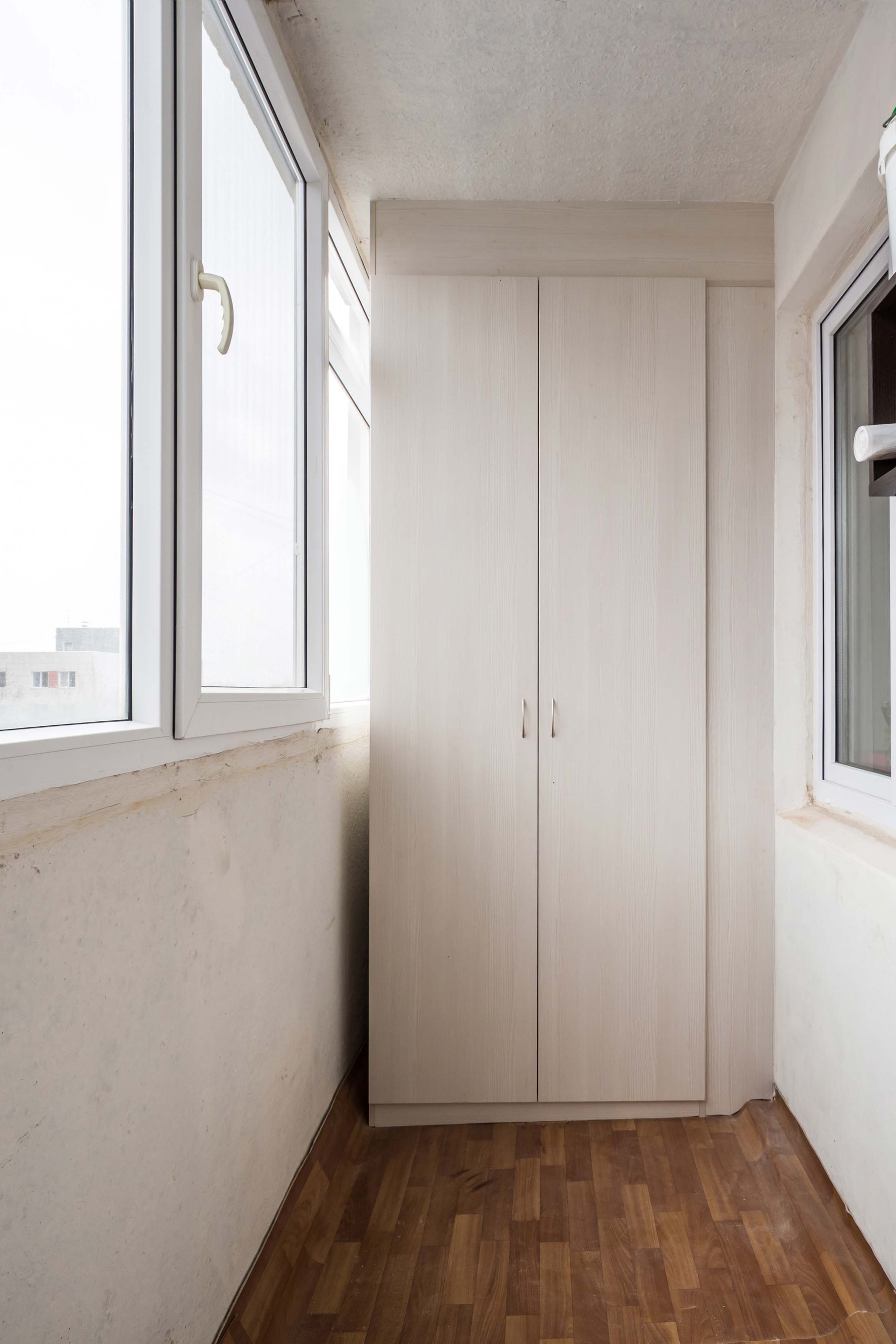 Armoire à charnière sur la loggia