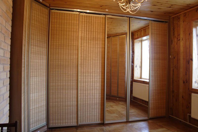 Armoire avec façade en bambou