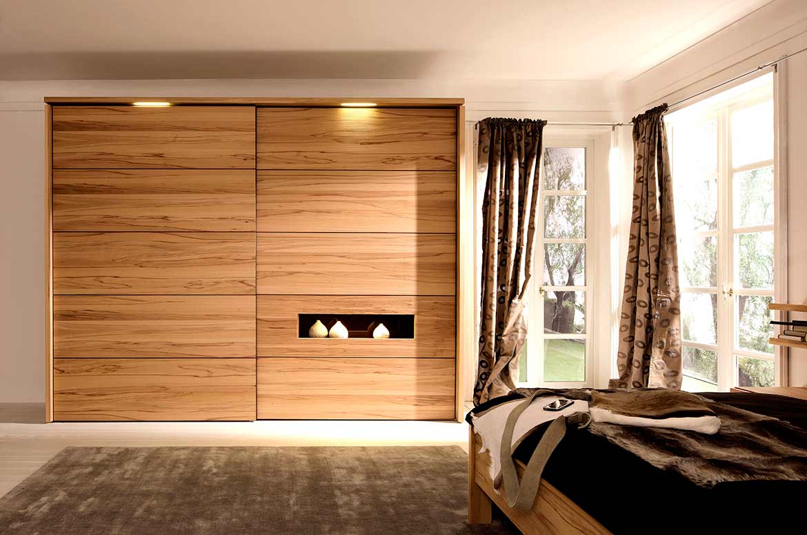 Armoire avec façade en bois