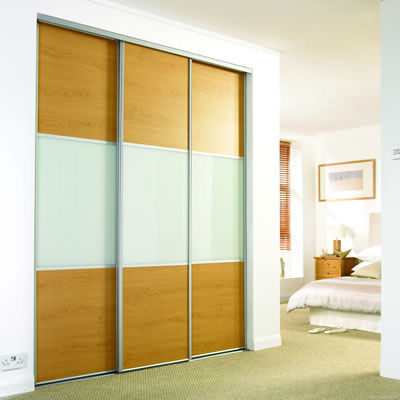 Armoire avec façade en bois aggloméré