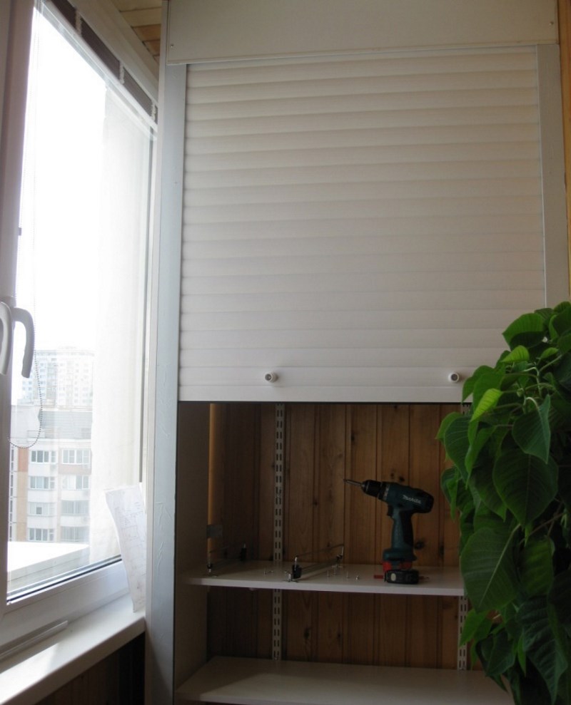 Armoire avec volets roulants