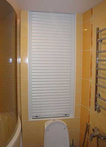 Placard dans la salle de bain