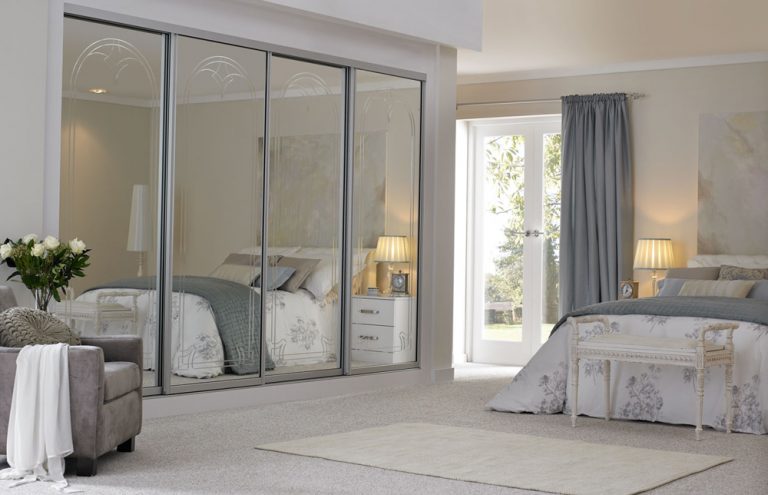 Chambre avec armoire miroir