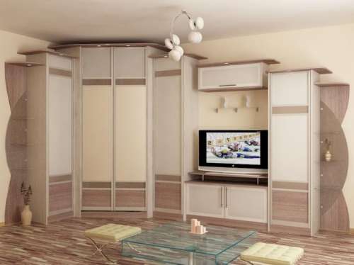 Mobilier clair à l'intérieur du salon