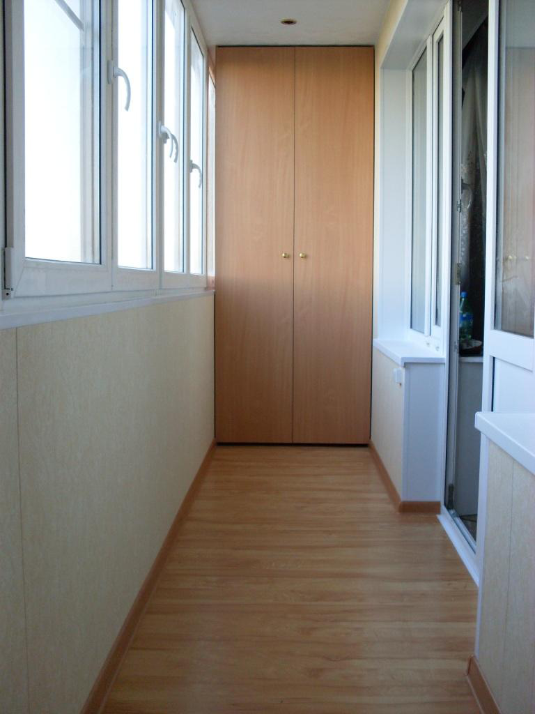 Armoire lumineuse sur le balcon