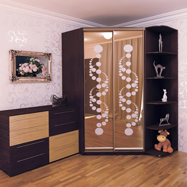 Armoire trapézoïdale avec étagère
