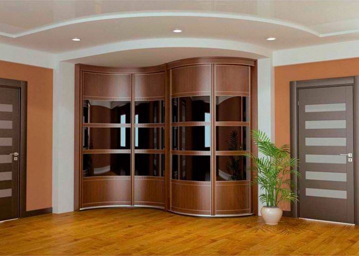 Armoire d'angle dans le couloir