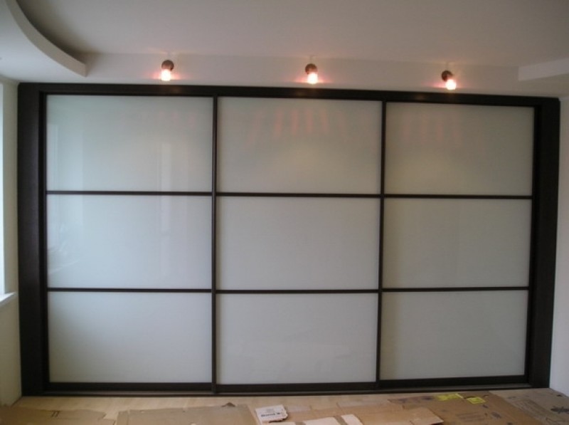 Armoire encastrée avec une façade mate