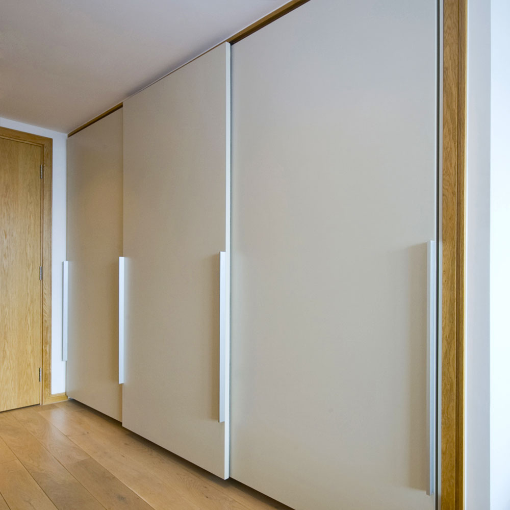 Armoire encastrée dans un système coulissant
