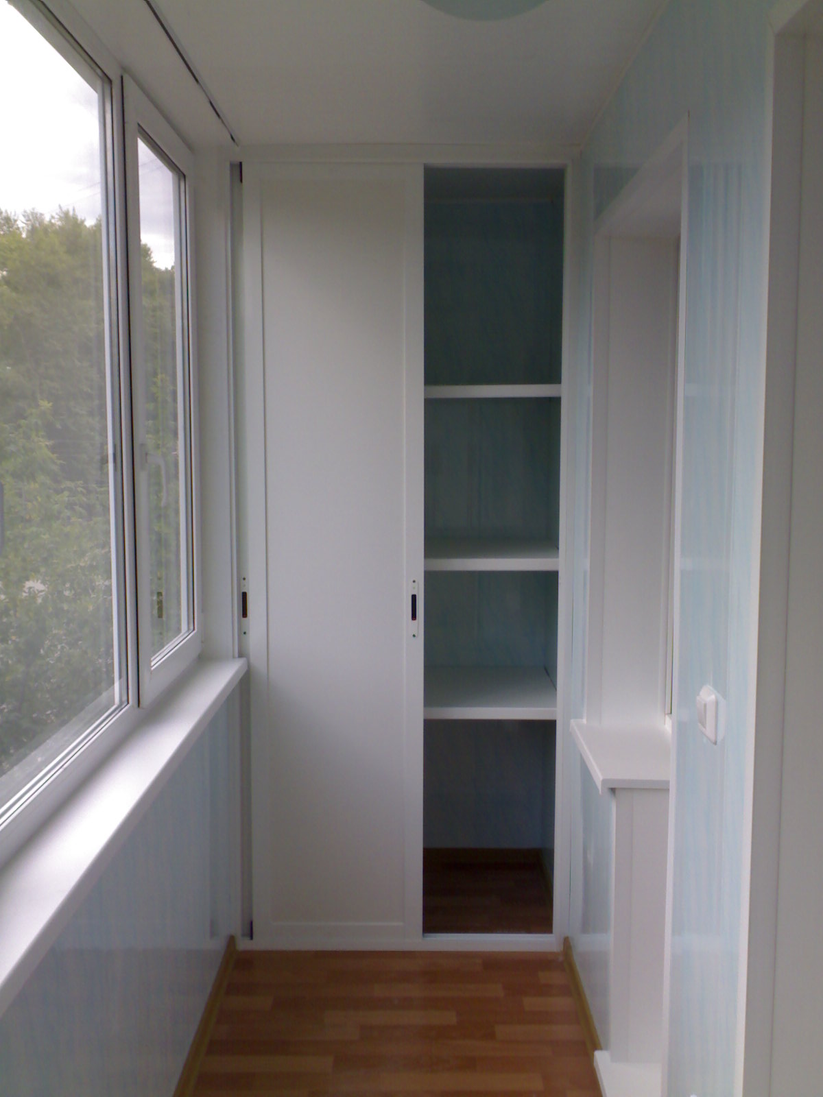 Armoire encastrée sur le balcon