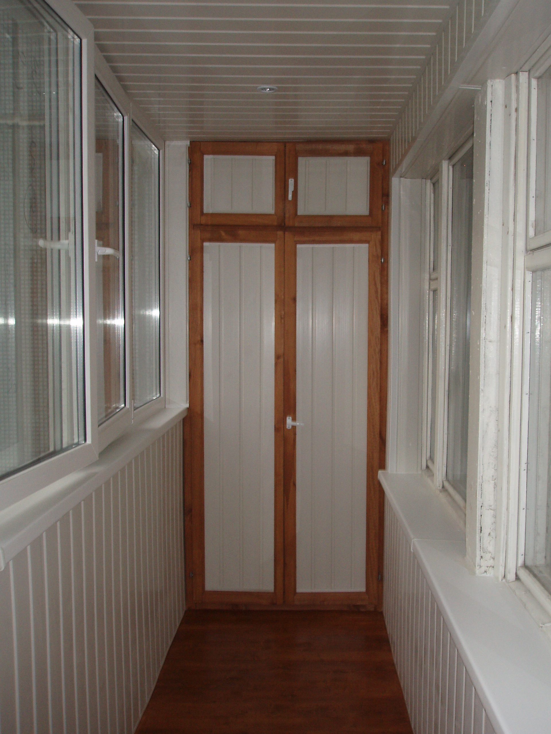 Armoire encastrée avec deux compartiments et portes battantes