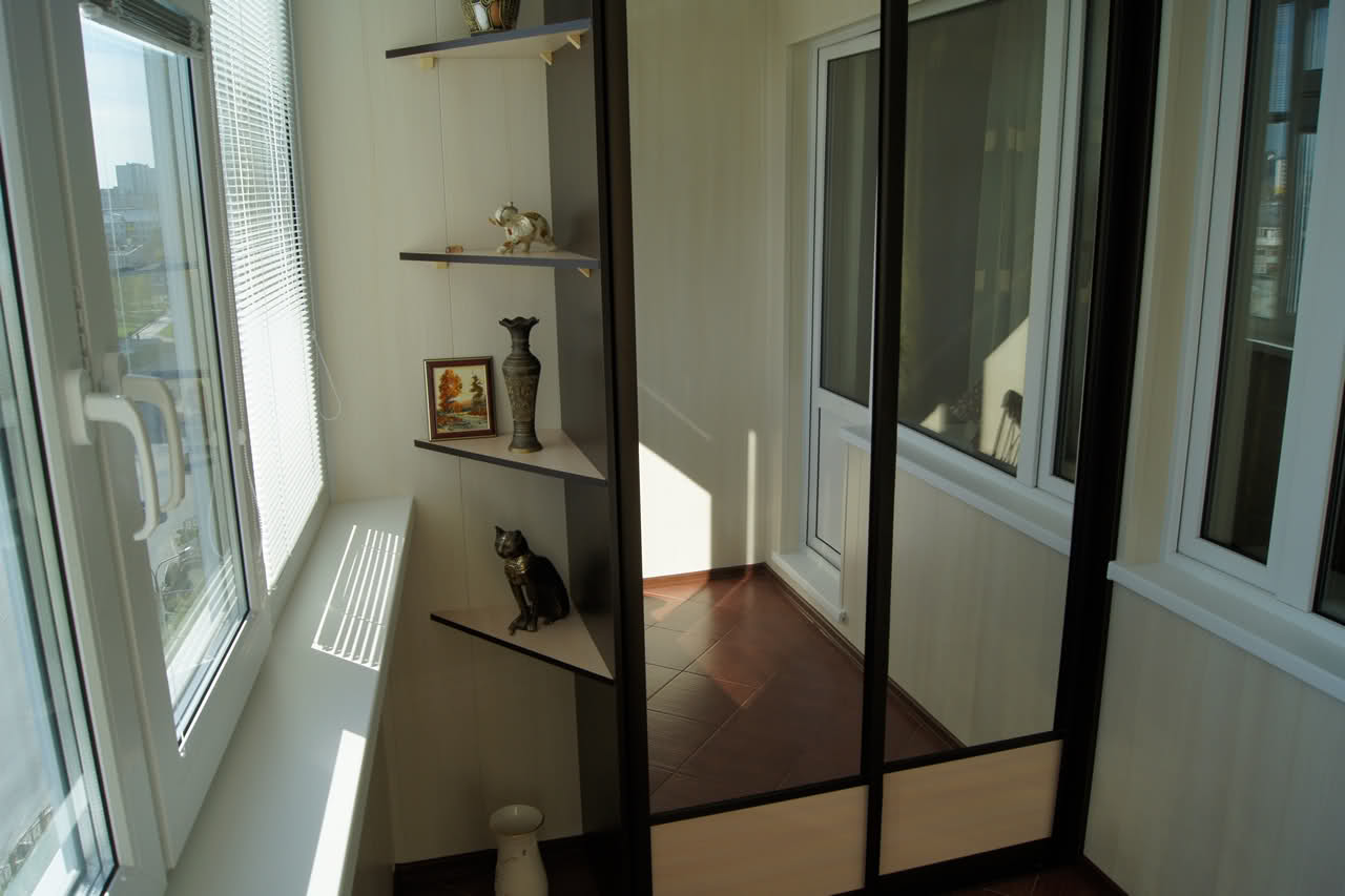 Garde-robe miroir sur la loggia