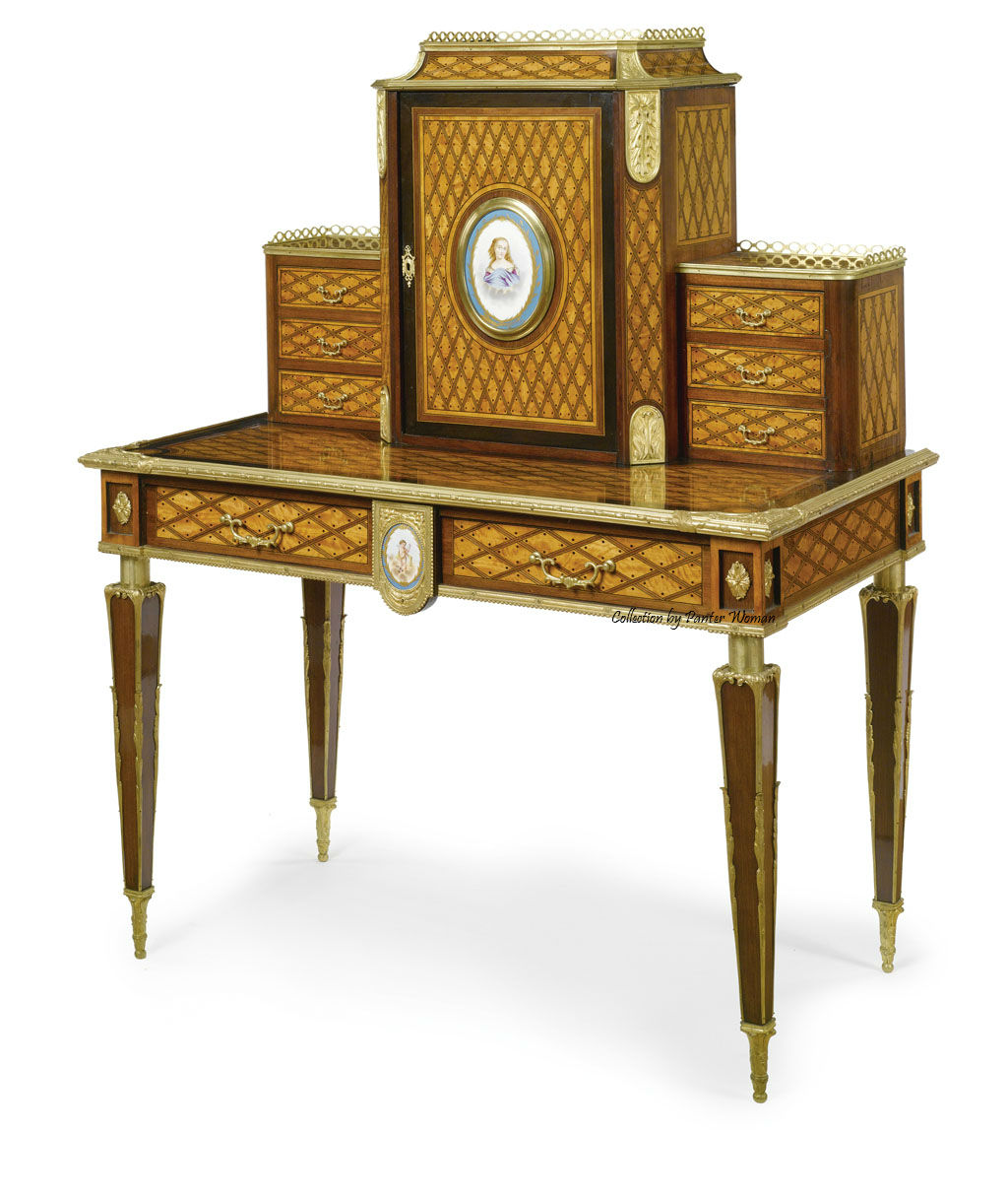 Meubles anciens avec inserts en porcelaine
