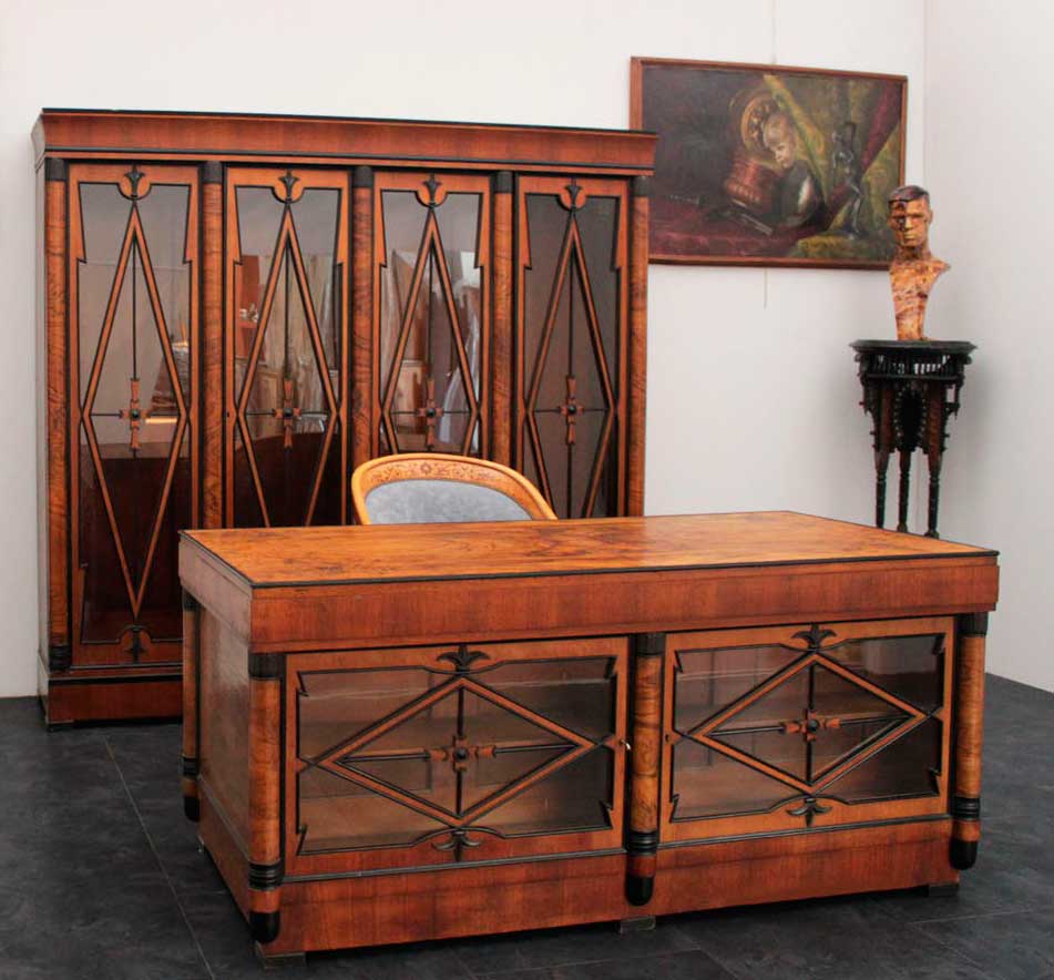 Armoire et table antiques