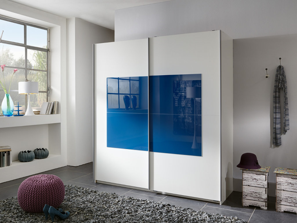 Armoire blanche avec insert bleu