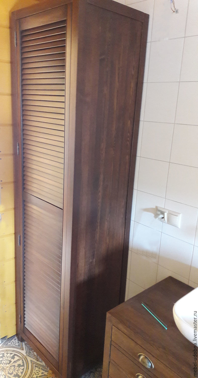 Armoire étroite en bois