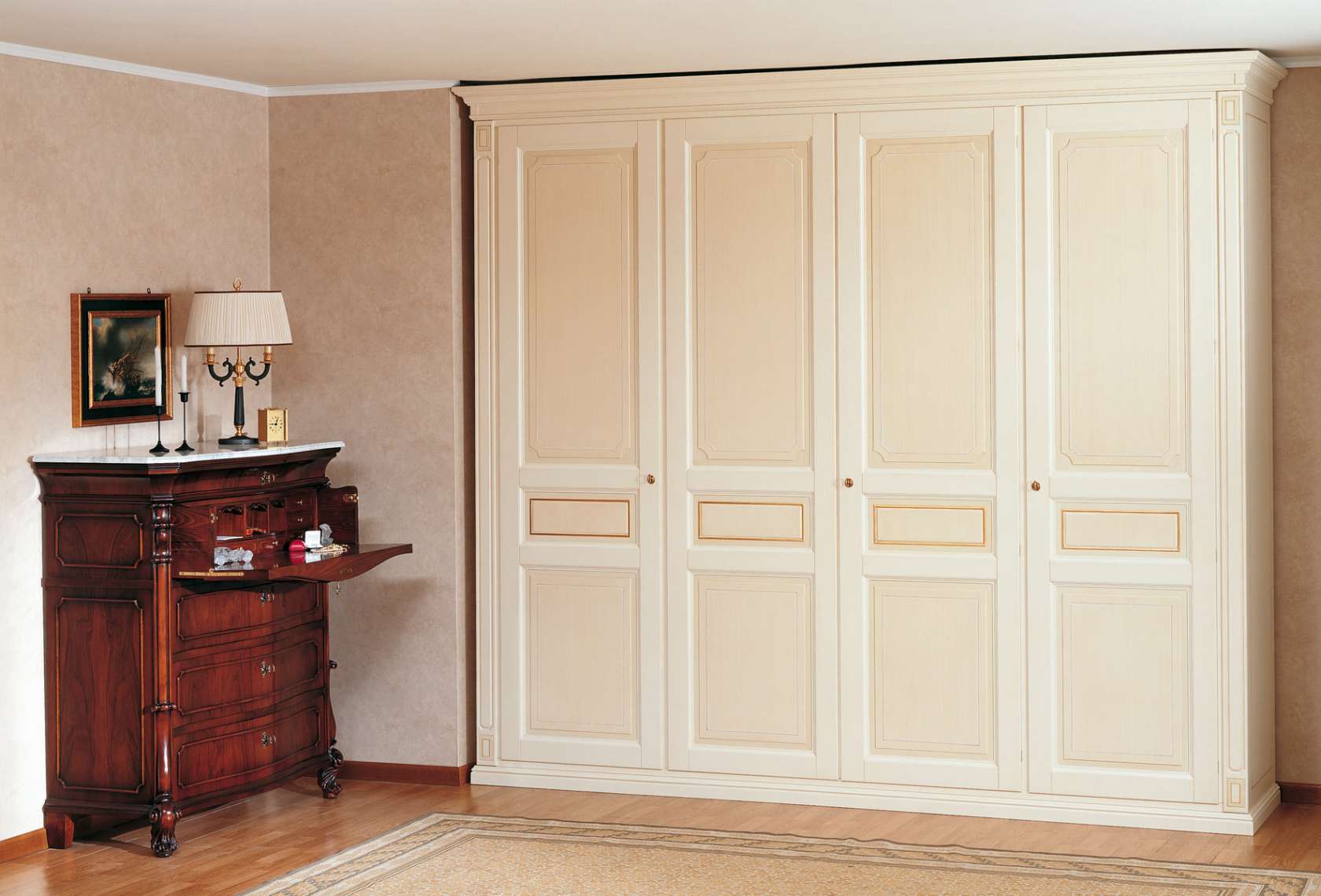 Armoire classique avec pilastres