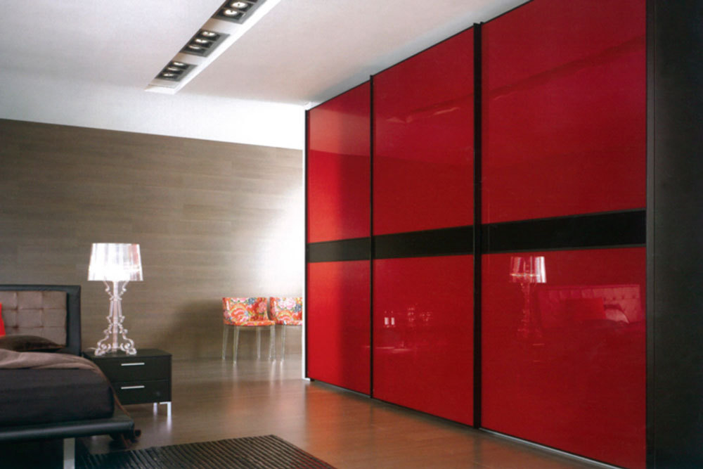 Armoire rouge avec insert noir