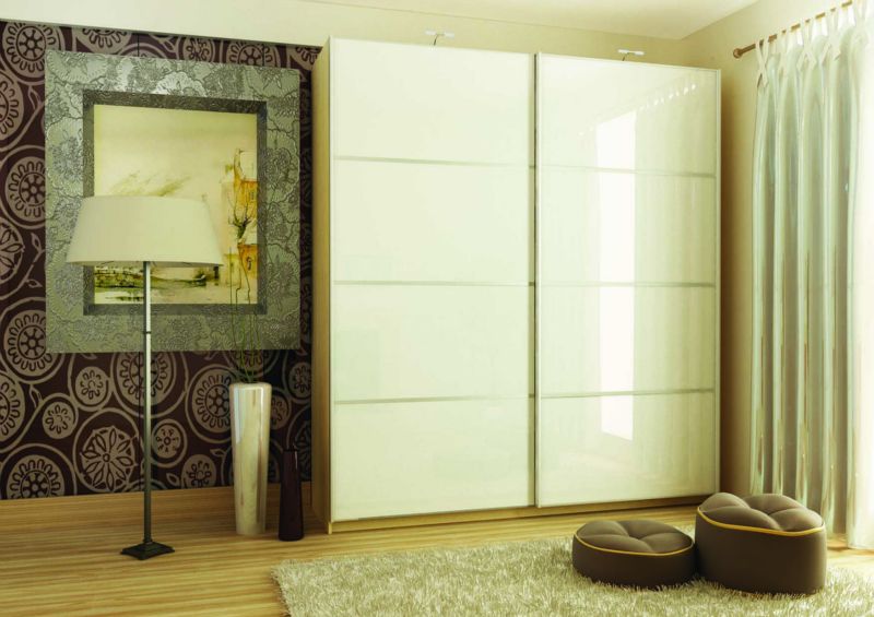 Le mobilier est blanc