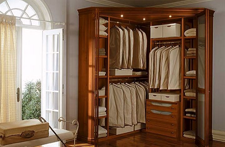 Remplir une armoire d'angle dans la chambre