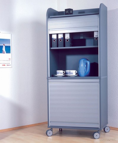 Volets roulants installés dans une armoire de bureau