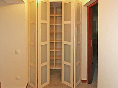 Accordéon de porte d'armoire