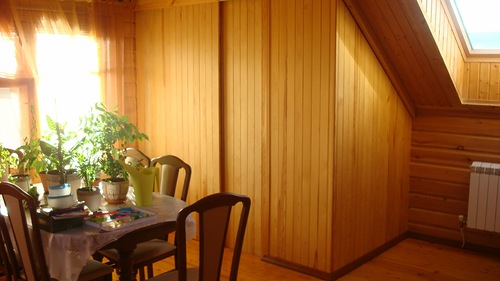 Cabinet d'une doublure en bois
