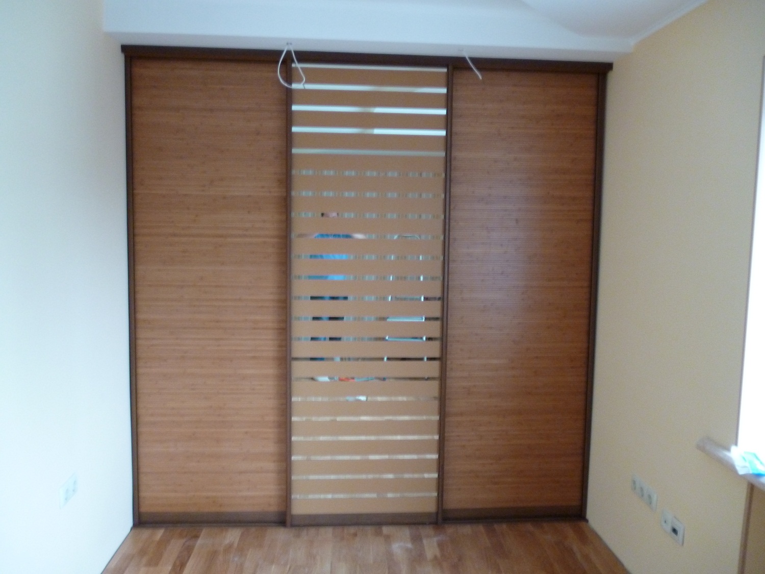 Armoire avec façade en bambou